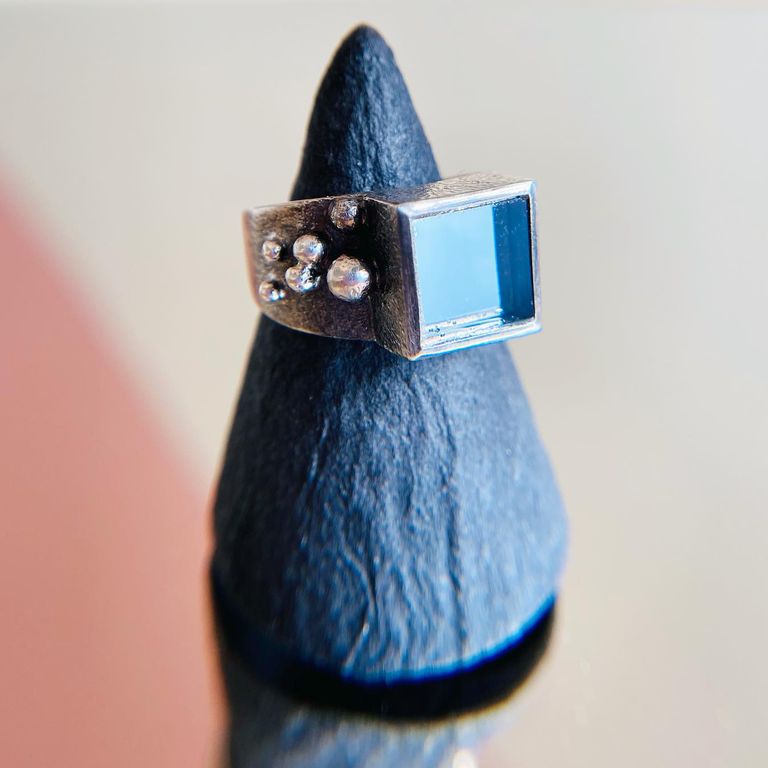 Ring aus 925 Silber mit einem quadratischen Spiegel als Alternative zum klassischen Edelstein